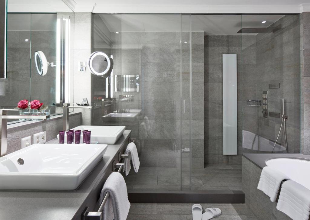 Koupelna v ubytování Hotel Schweizerhof Zürich