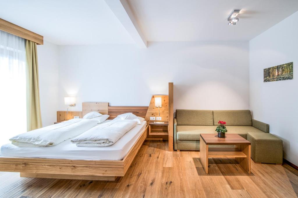 Postel nebo postele na pokoji v ubytování Hotel Sterzinger Moos