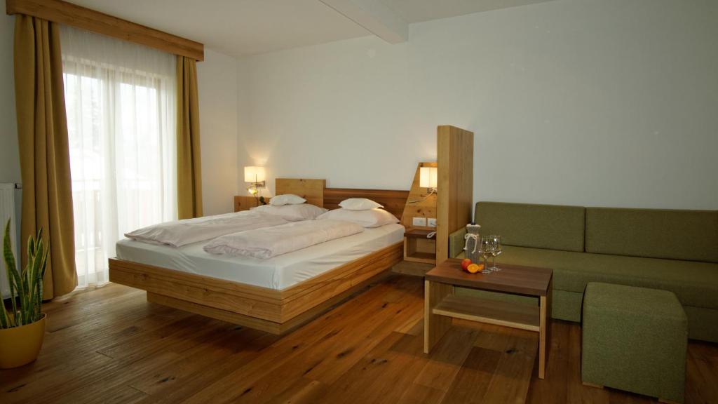 Postel nebo postele na pokoji v ubytování Hotel Sterzinger Moos