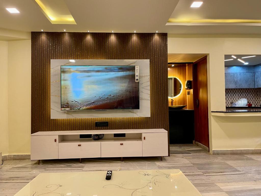 TV a/nebo společenská místnost v ubytování Ocean’s Edge