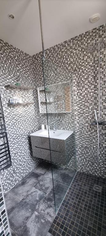 Kúpeľňa v ubytovaní SUPERBE MAISON 6 ch, 4 sdb, terrasses et billard