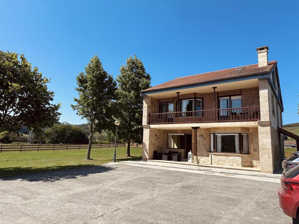 una casa con un coche aparcado en un estacionamiento en El Rancho - 13801, en Güemes