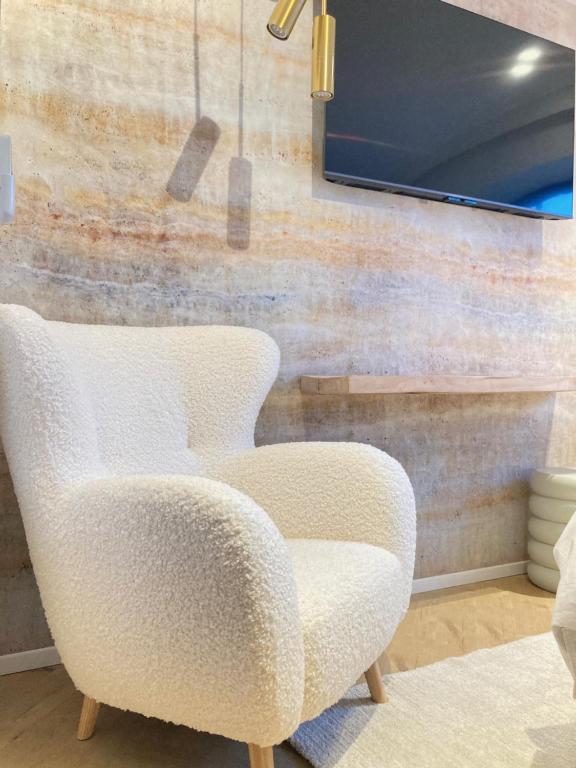 TV a/nebo společenská místnost v ubytování La Grange-Vorsen Logement privatif de 100m2 avec bain balnéo, cabine Infrarouge, jacuzzi