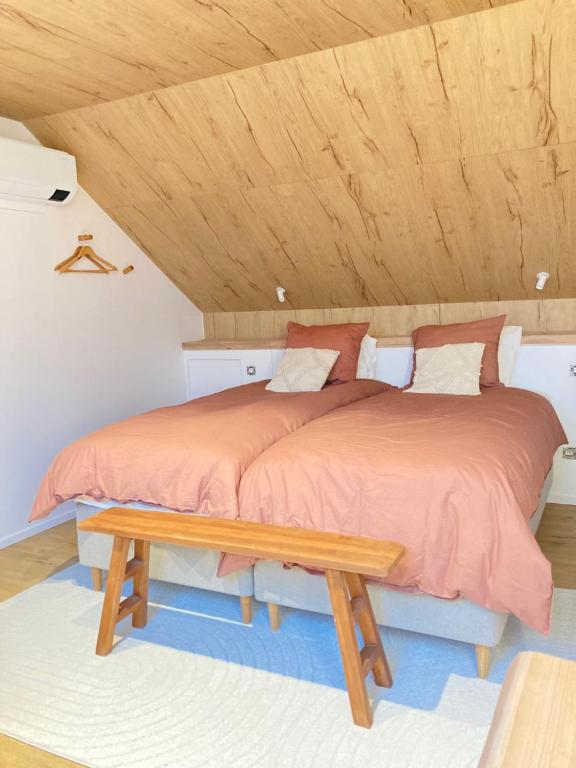 Postel nebo postele na pokoji v ubytování La Grange-Vorsen Logement privatif de 100m2 avec bain balnéo, cabine Infrarouge, jacuzzi