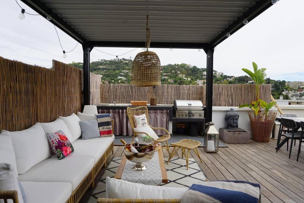 un salon avec un canapé blanc sur une terrasse dans l'établissement Best of the best in Cannes with a beautiful view, à Cannes