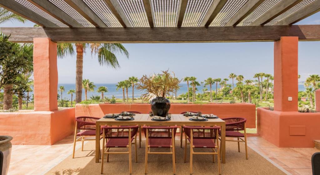 VACATION MARBELLA I The Signature Penthouse, Best Flat in Estepona, Sea View, Sauna, Communal and Indoor Pool, Gym, Private Heated Jacuzzi, Cutting-edge Amenities, High-End Renovation