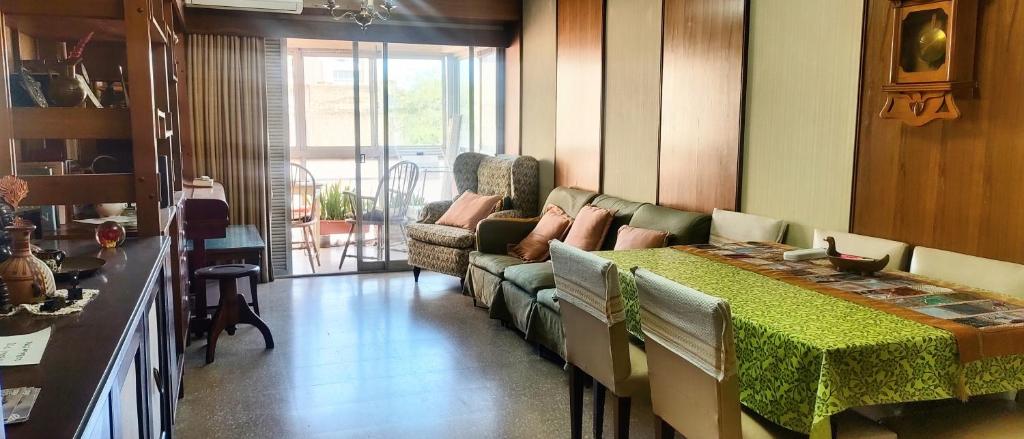 a living room with a table and a couch at Habitación silenciosa Nº1 en Dpto Compartido in Cordoba