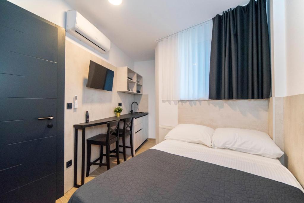 Mini Sleep & Go Room - Private Bathroom