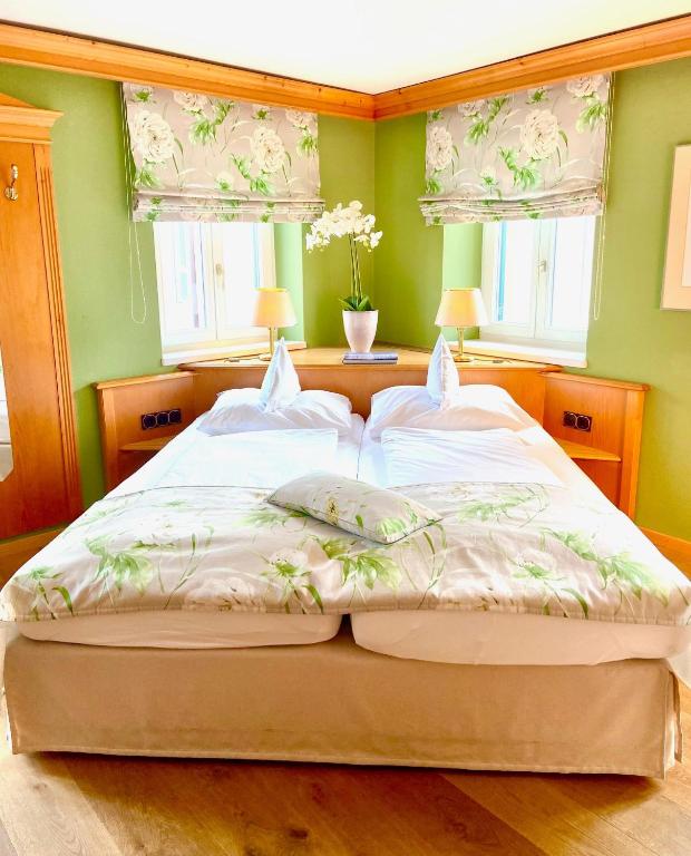 Postel nebo postele na pokoji v ubytování Hotel Fischerhaus