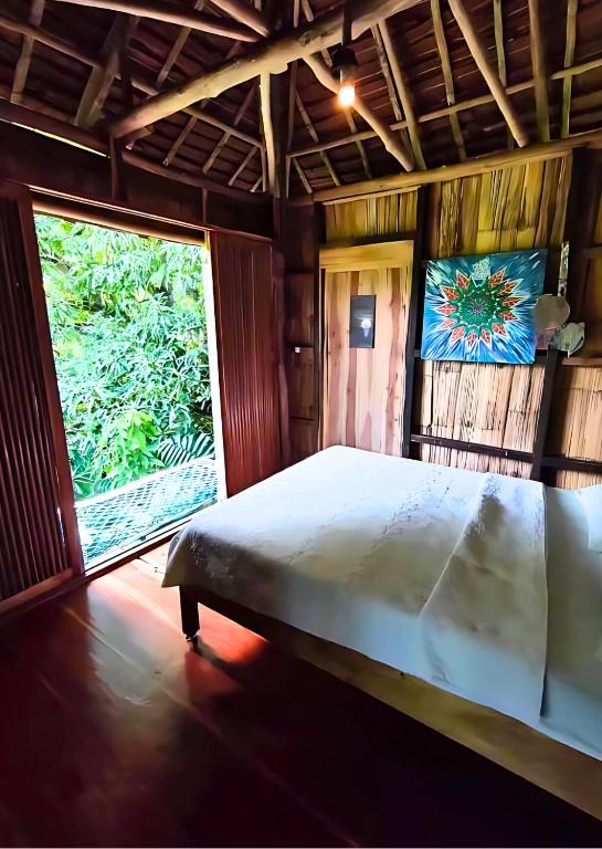 Postel nebo postele na pokoji v ubytování Canjahawon Nipa Hut Homestay