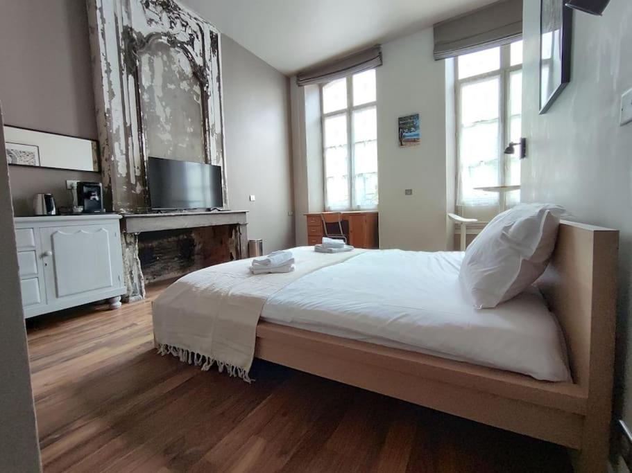 - une chambre avec un grand lit et une cheminée dans l'établissement Studio cosy quartier Chartrons étage 1, à Bordeaux