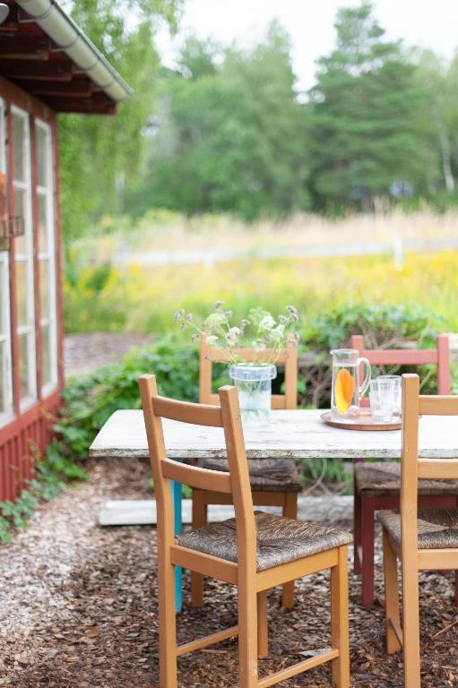 a wooden table and chairs on a patio at Gästhus Centralt i Småland in Fiskesjö