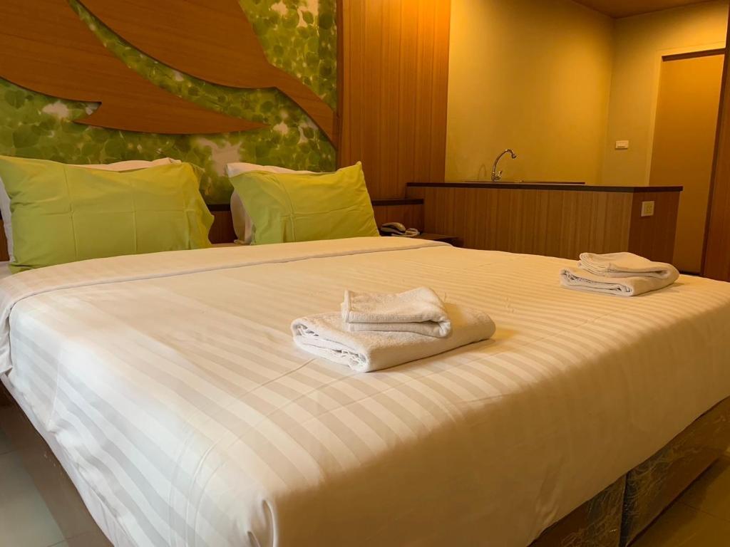Ban Na SongにあるLe Ram Hotel No windowsの白い大型ベッド(タオル付)