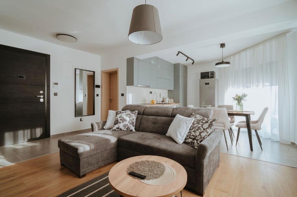 a living room with a couch and a table at Apartman V u centru Kutine in Kutina