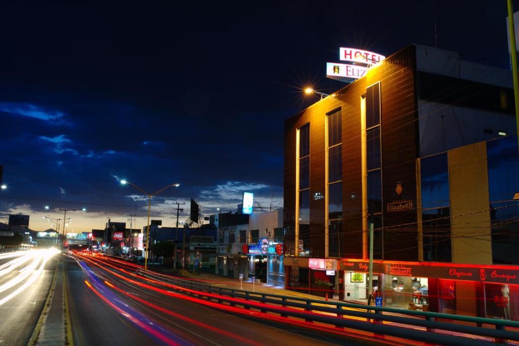 eine Stadtstraße in der Nacht mit Lichtstreifen in der Unterkunft Hotel Elizabeth Central in Aguascalientes
