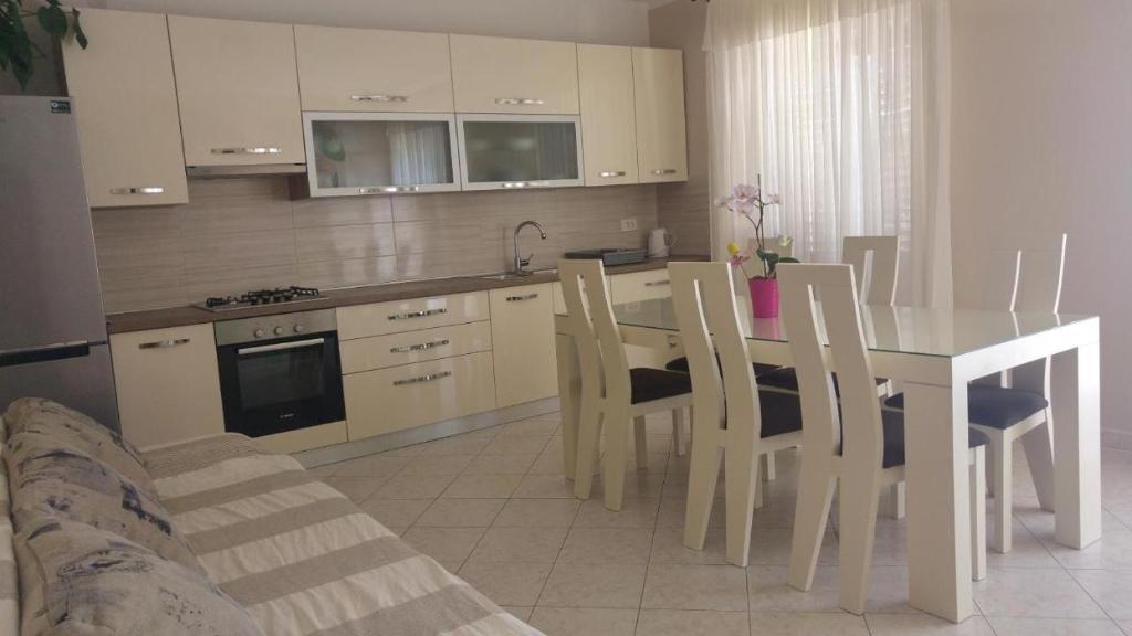 Η κουζίνα ή μικρή κουζίνα στο Apartments Tonći