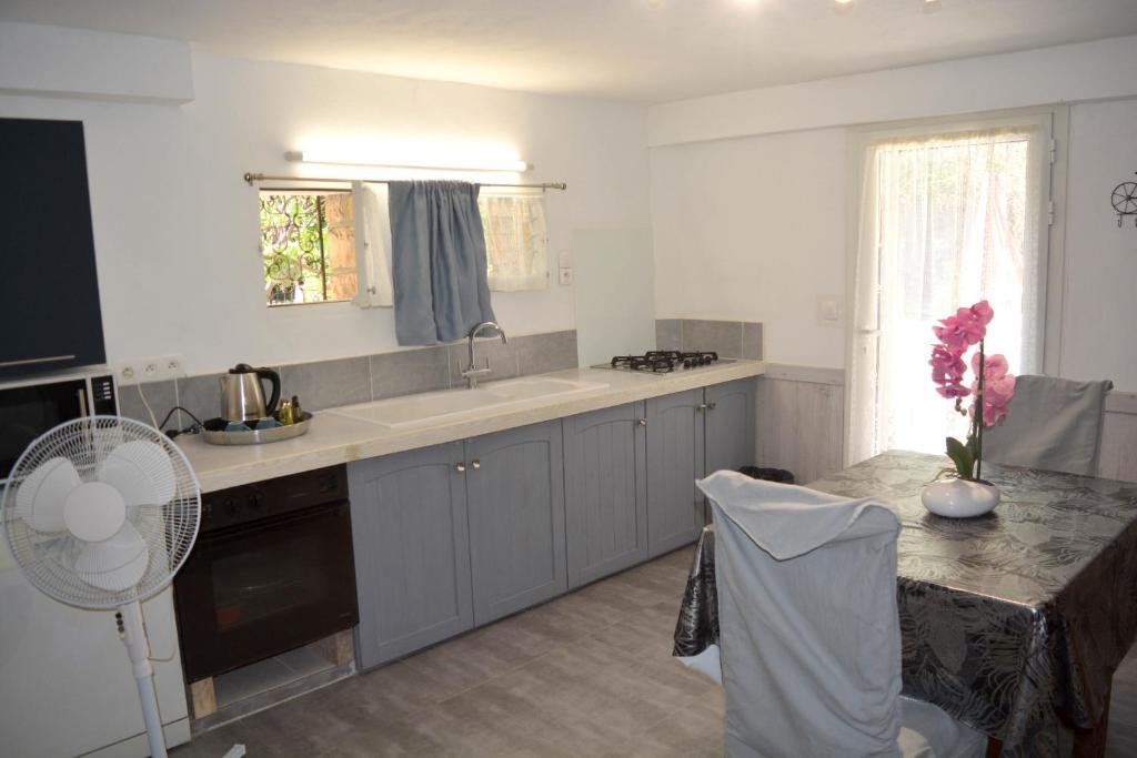 Kuchyň nebo kuchyňský kout v ubytování chambres d'hôtes en rez de villa avec piscine