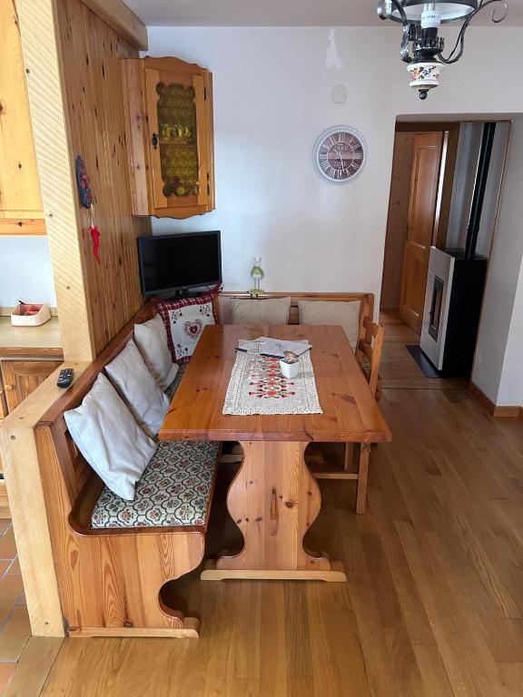 a wooden table in a kitchen with a wooden bench sidx sidx sidx at La Casa di Theo in Padola