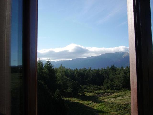 Elle offre une vue sur la chaîne de montagnes depuis sa fenêtre. dans l'établissement Studio Pyrénées 2000 Font Romeu, à Bolquère-Pyrénées 2000