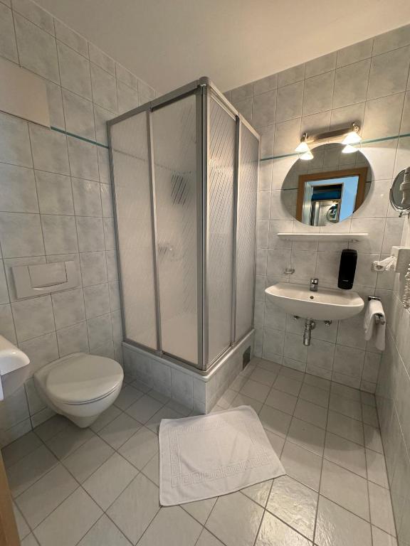 Koupelna v ubytování 1A Landhotel Schicklberg