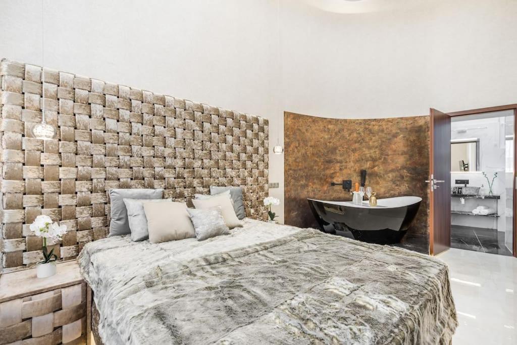 Luxurious 3-bedroom Apartment in The Center 1072 Budapest, Rákóczi út 32 kép - 1