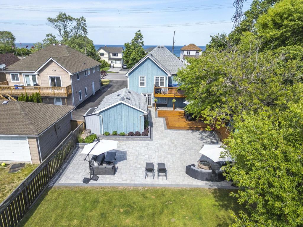 Una vista aérea de un patio en un barrio residencial. en The Nautical Nook Luxury Beach House, en Hamilton