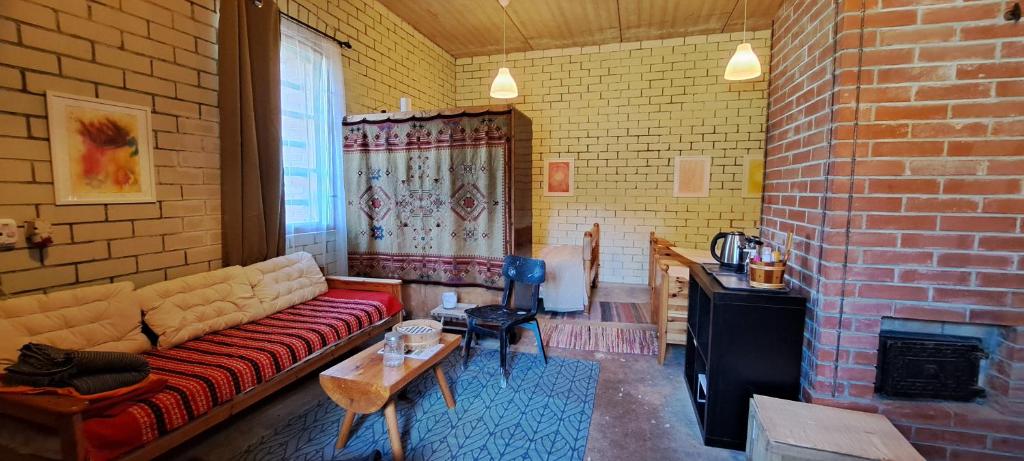 Posezení v ubytování Raistiko Talu- Farmhouse, off-grid cabin and more