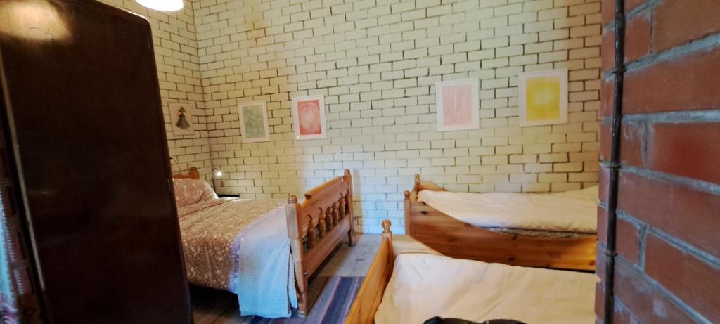 Postel nebo postele na pokoji v ubytování Raistiko Talu- Farmhouse, off-grid cabin and more