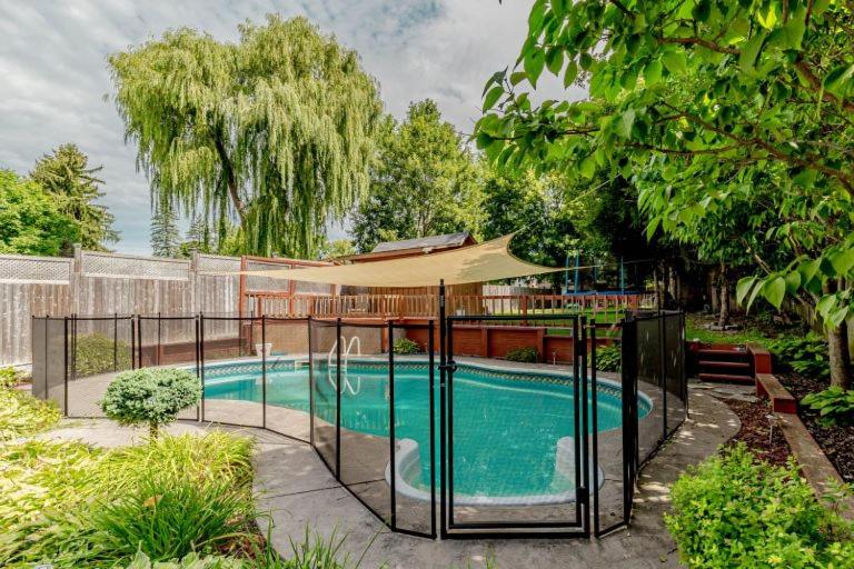 Πισίνα στο ή κοντά στο Luxury Villa Inground Heated swimming pool & a Hot Tub