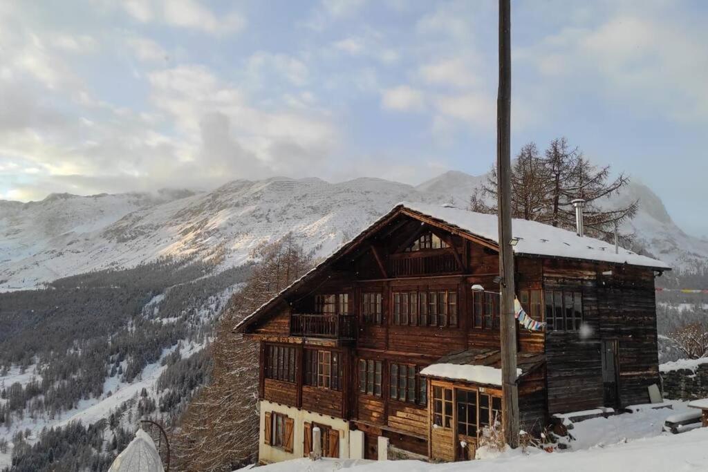 una baita di tronchi nella neve su una montagna di Nest in Crest a Champoluc