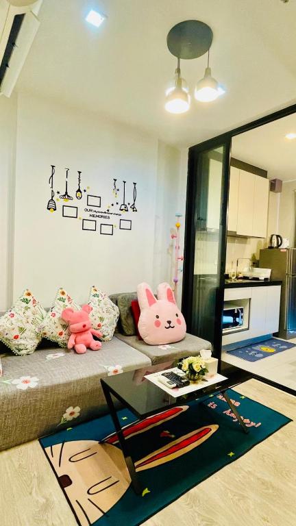 a living room with a couch and a mirror at The base Central Pattaya 338 by Numam in Pattaya