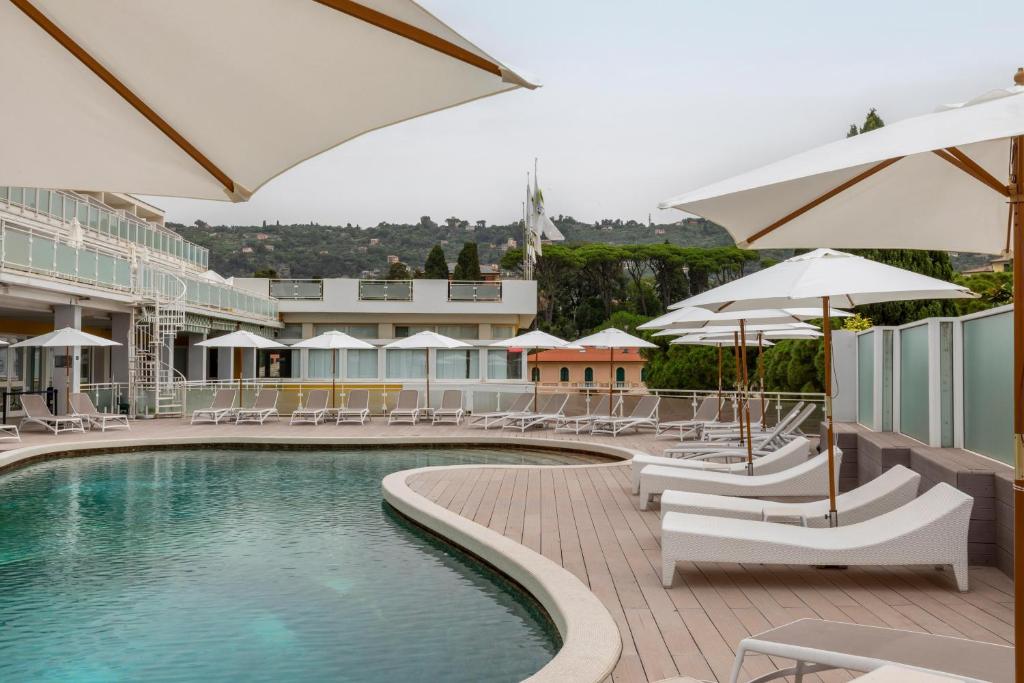 Бассейн в B&B Hotels Park Hotel Suisse Santa Margherita Ligure или поблизости