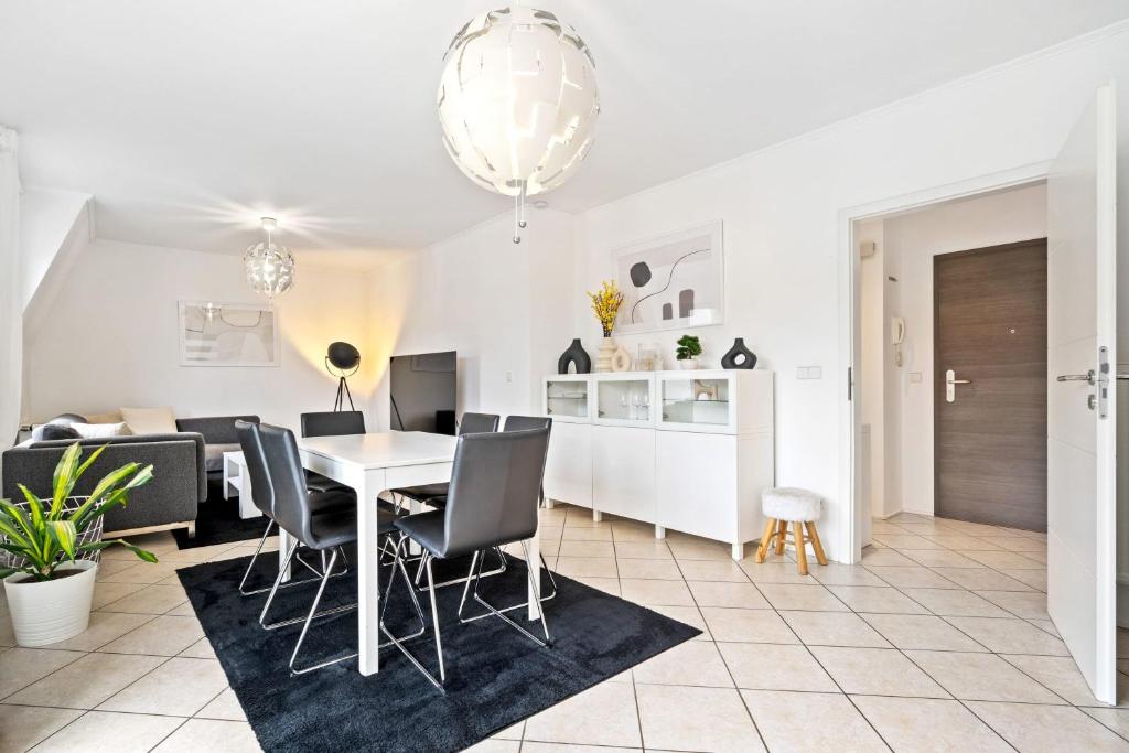 Modern 1BR Apt with Balcony & City View - Housity