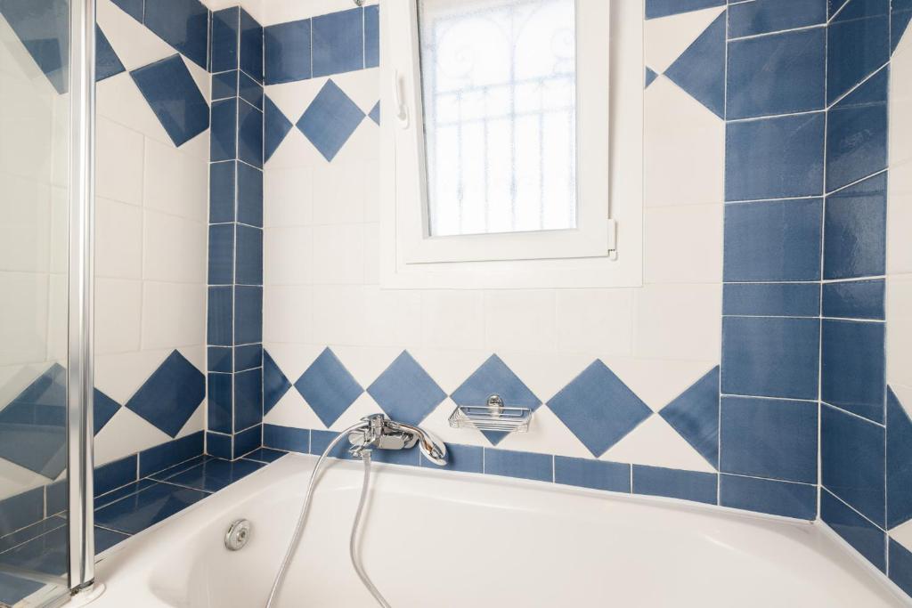 Koupelna v ubytování Akrotiri Sea View Maisonette