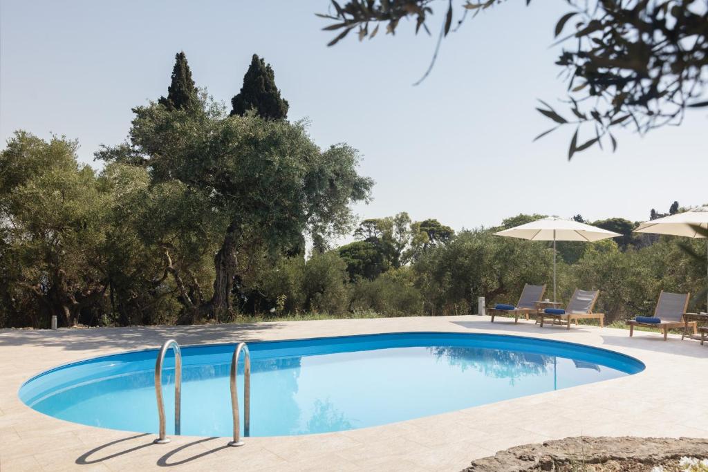 Bazén v ubytování Akrotiri Sea View Maisonette nebo v jeho okolí