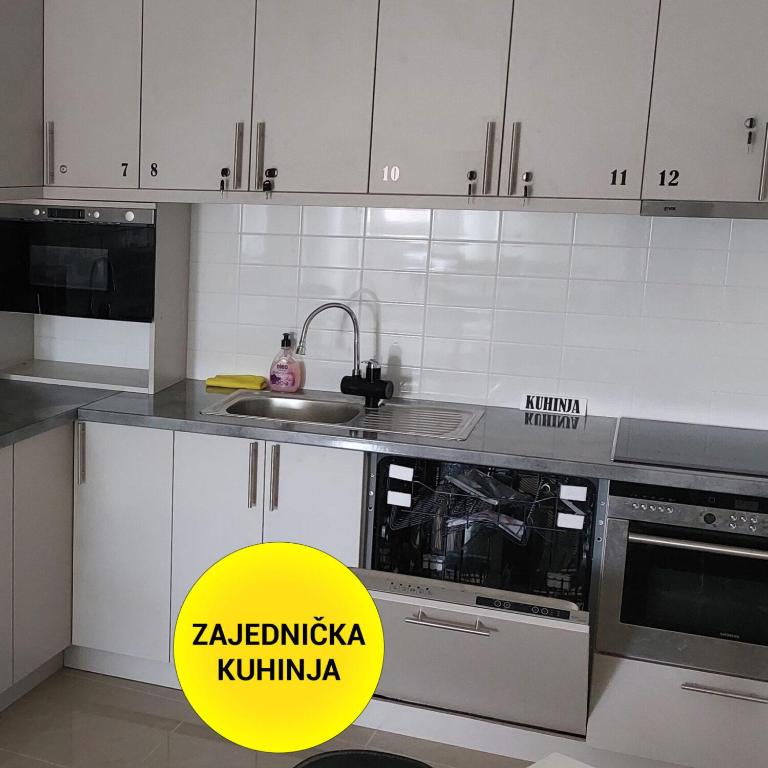 Kuchyň nebo kuchyňský kout v ubytování Fenix Apartments