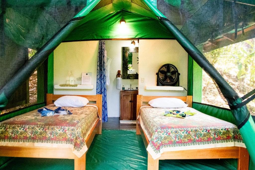 Postel nebo postele na pokoji v ubytování Luna Lodge