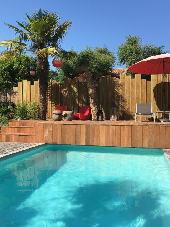 - une piscine en face d'une clôture en bois dans l'établissement L'Escale Océane, à Labenne