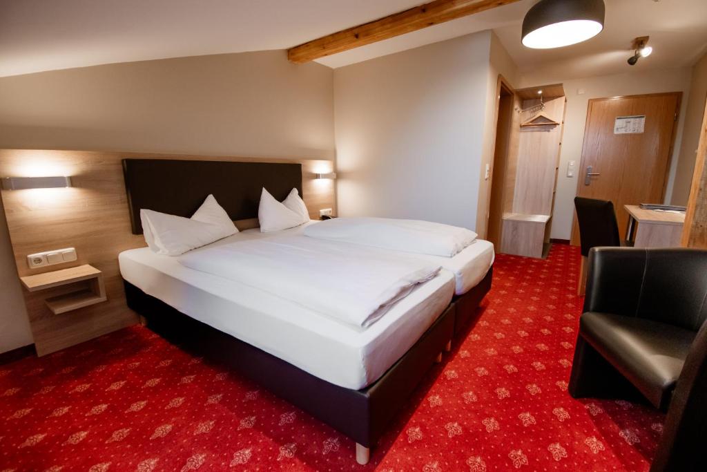 Postel nebo postele na pokoji v ubytování Hotel Pockinger Hof