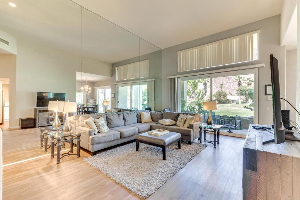 Μια τηλεόραση ή/και κέντρο ψυχαγωγίας στο Golfers Paradise Gem with Hot Tub in La Quinta