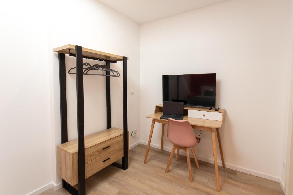 TV a/nebo společenská místnost v ubytování Les Lodges des Forges