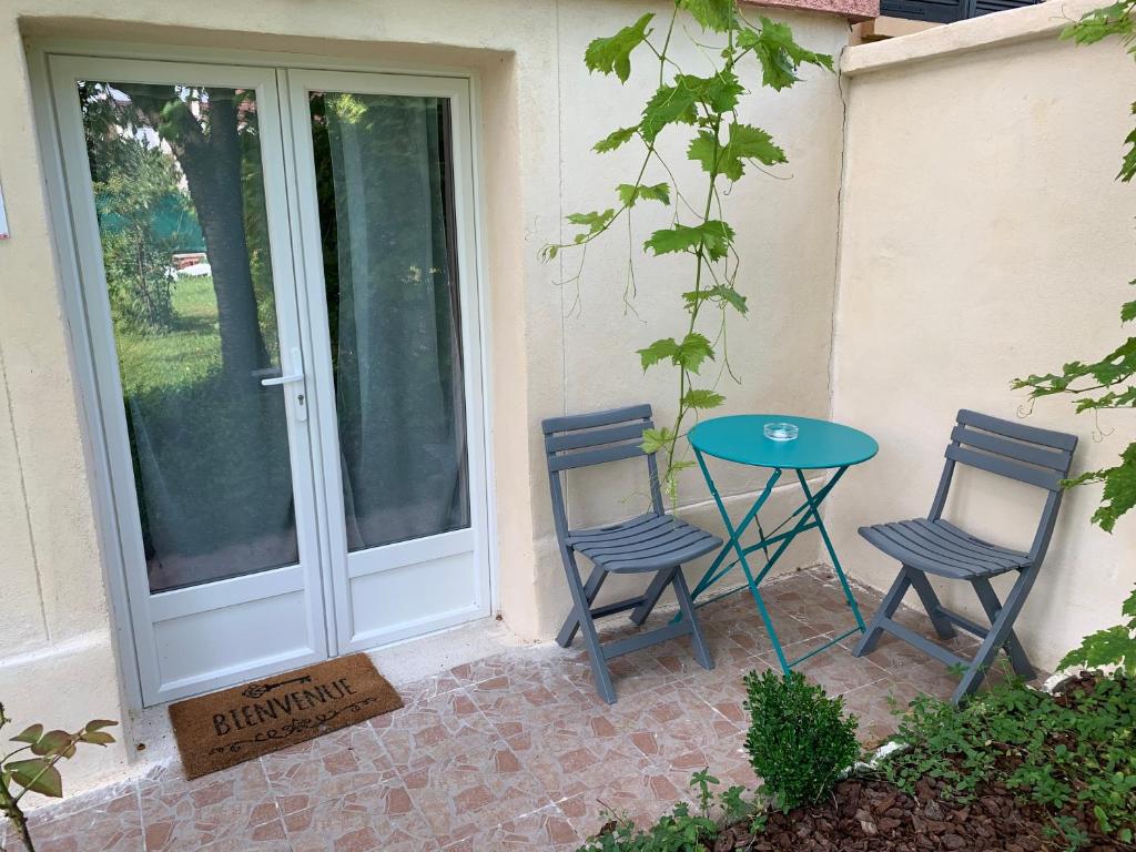 En have udenfor 'StudioCDG fr' Cerisier, Studio proche near CDG Roissy airport, Parc Expositions, Stade de France, Arena, Disney, Asterix