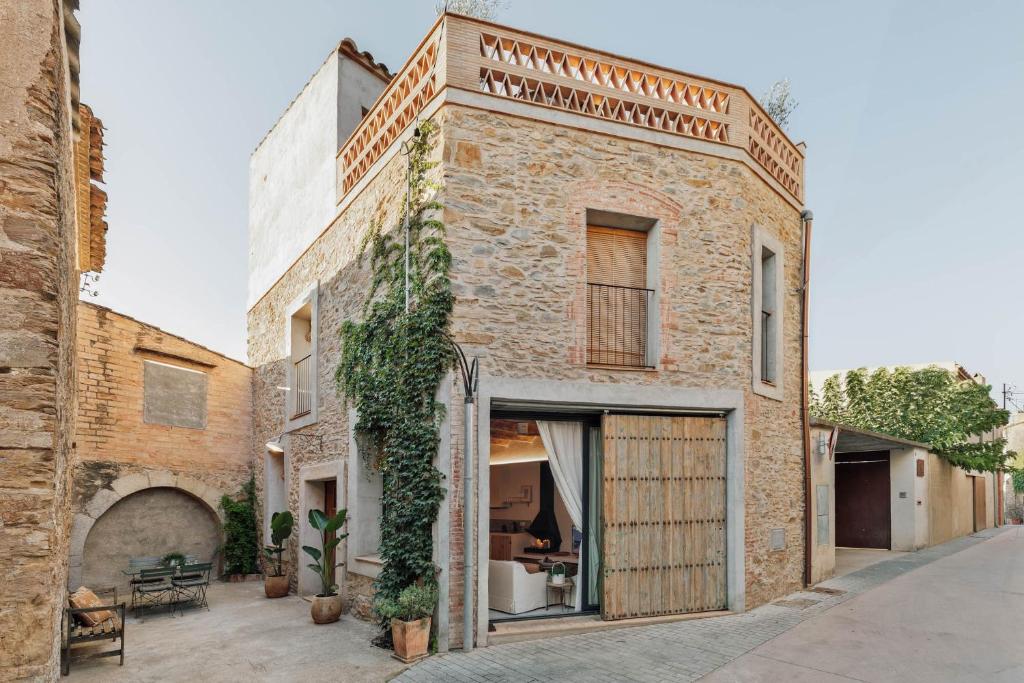 ein altes Backsteingebäude mit Efeu, der darauf wächst in der Unterkunft casa gualta golf emporda costa brava in Gualta