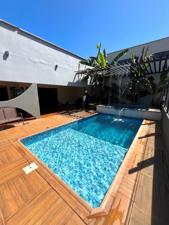 a swimming pool on the side of a building at Pousada da Praça in Ponte Alta do Tocantins