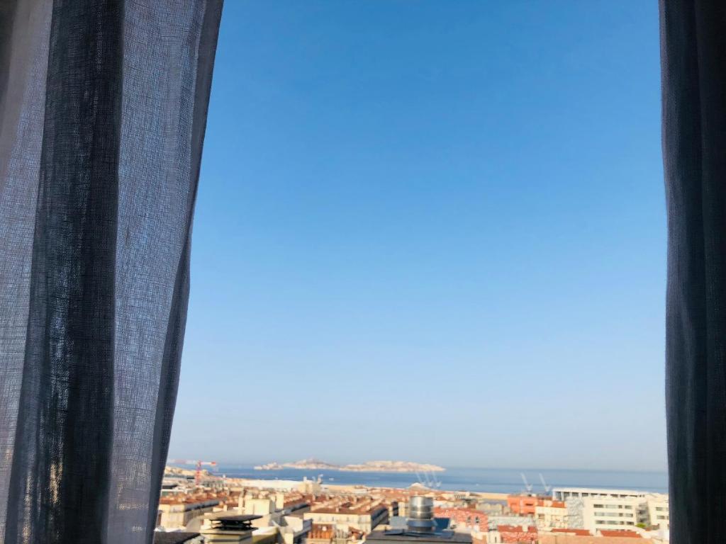 une vue d'une ville depuis une fenêtre dans l'établissement Marseille Joliette Panier, vue mer et Terrasse T1, à Marseille
