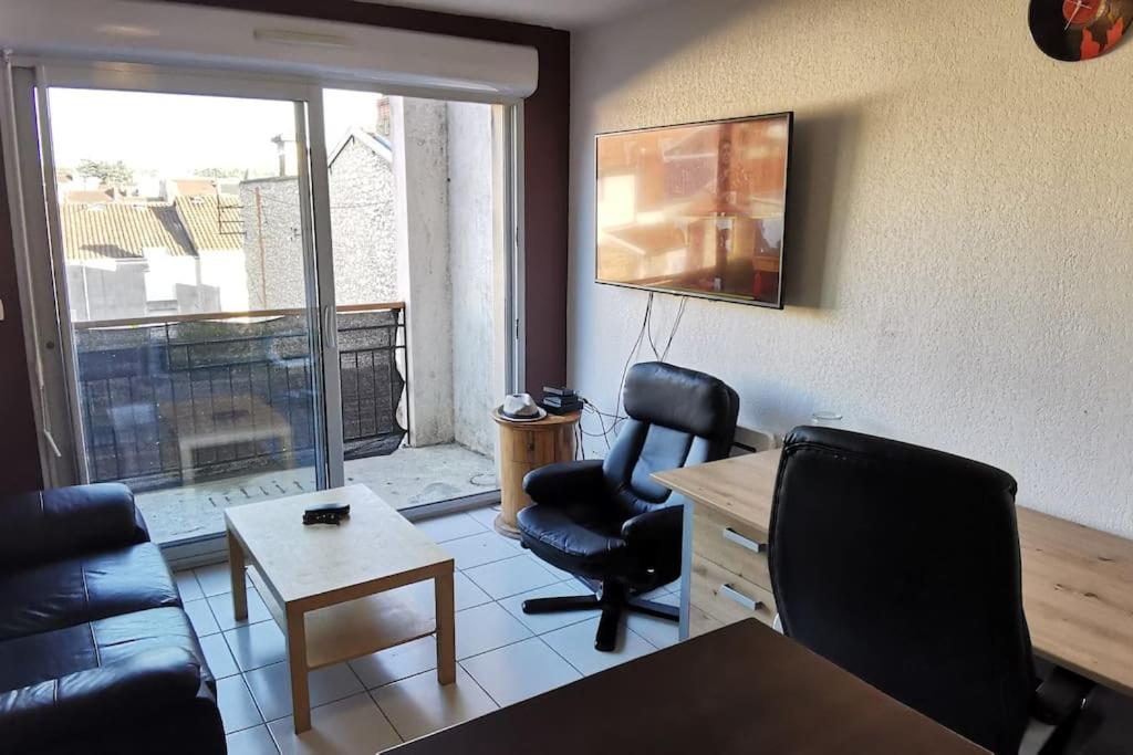 - un salon avec un canapé, une chaise et une table dans l'établissement T2 centre ville, à Périgueux