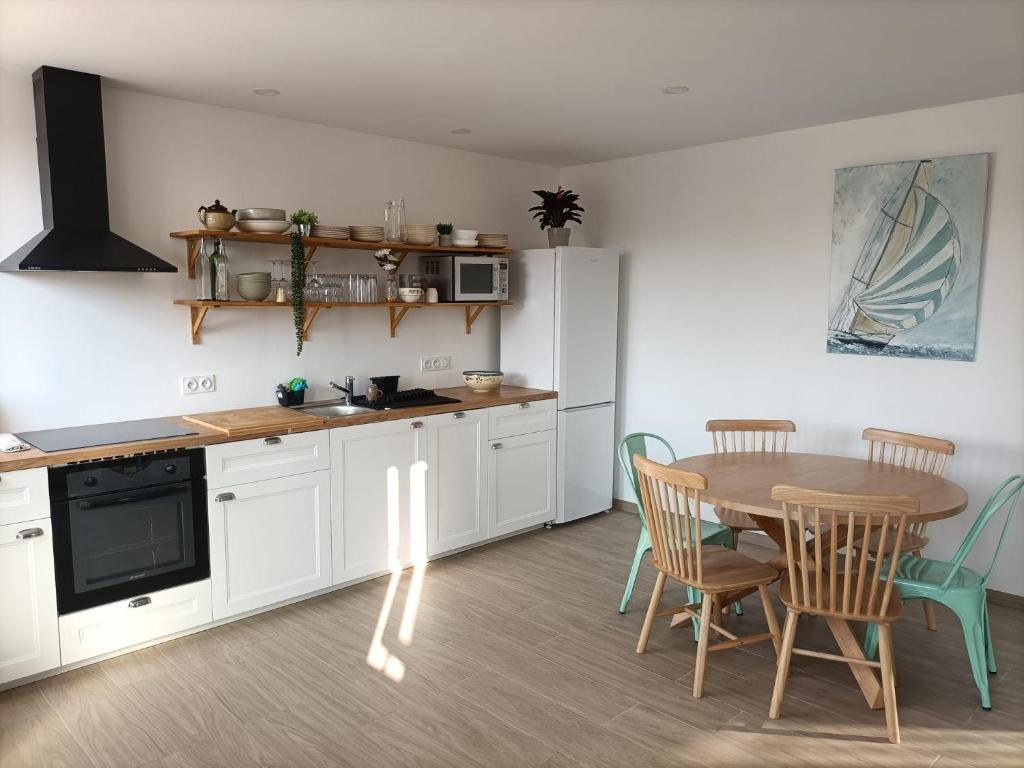 - une cuisine avec une table, une table et des chaises dans l'établissement Vue apaisante montagnes, plage 5 minutes à pied, à Banyuls-sur-Mer