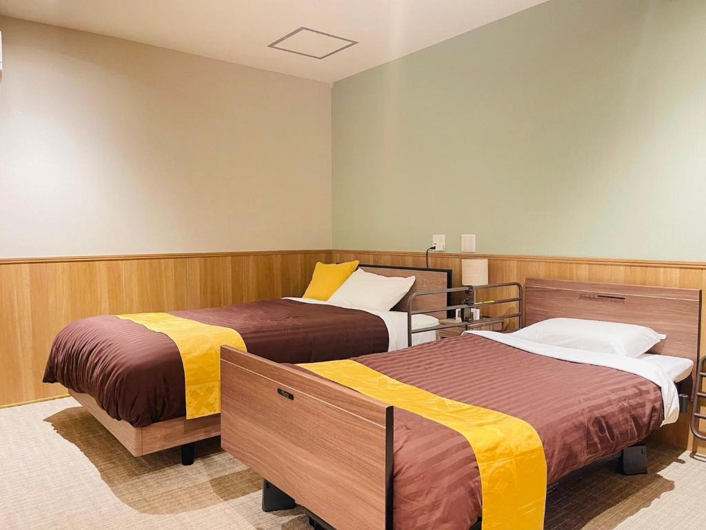 a room with two beds in a room at Seaside house & Terrace SEAGULL - Vacation STAY 80513v in Towa