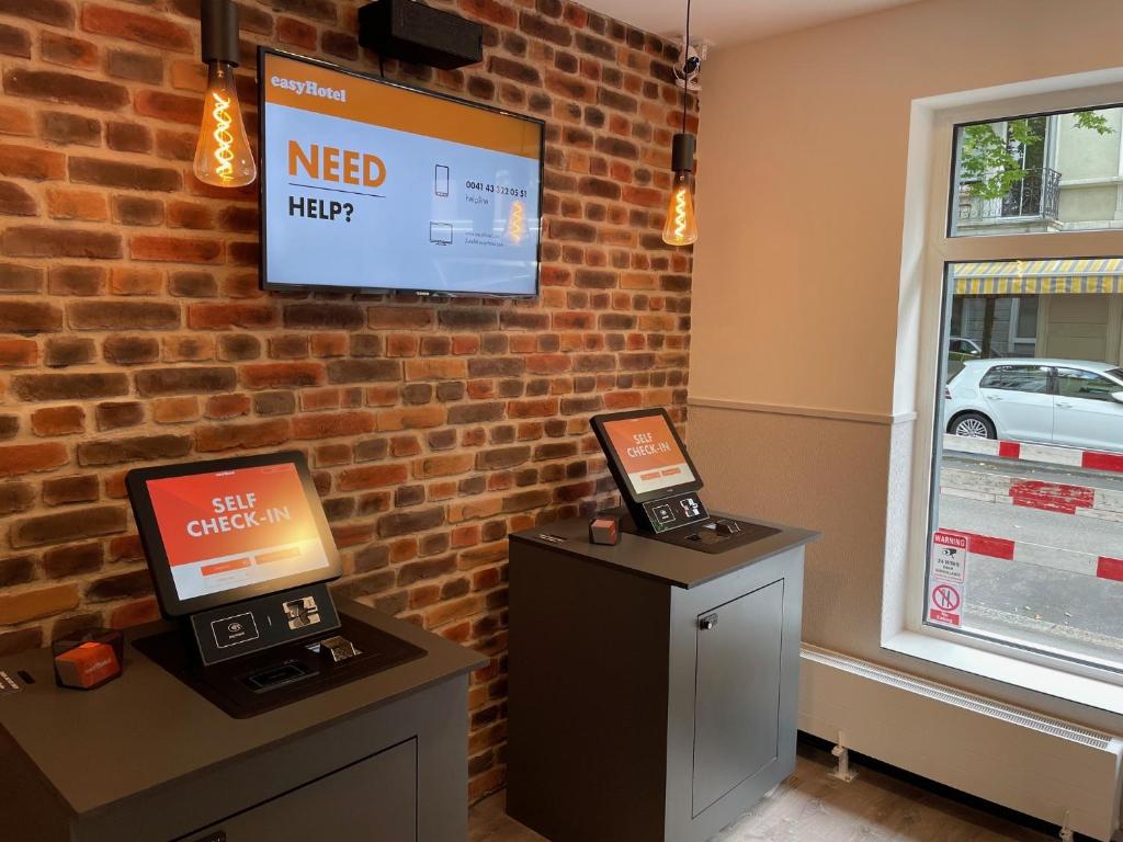 TV a/nebo společenská místnost v ubytování easyHotel Zürich City Main Station