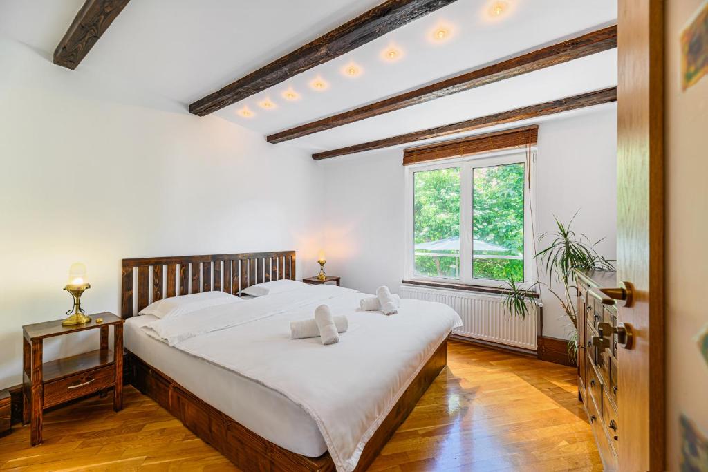 a bedroom with a large bed and a window at Pensiunea Casa Bono - Cazare Brasov in Braşov